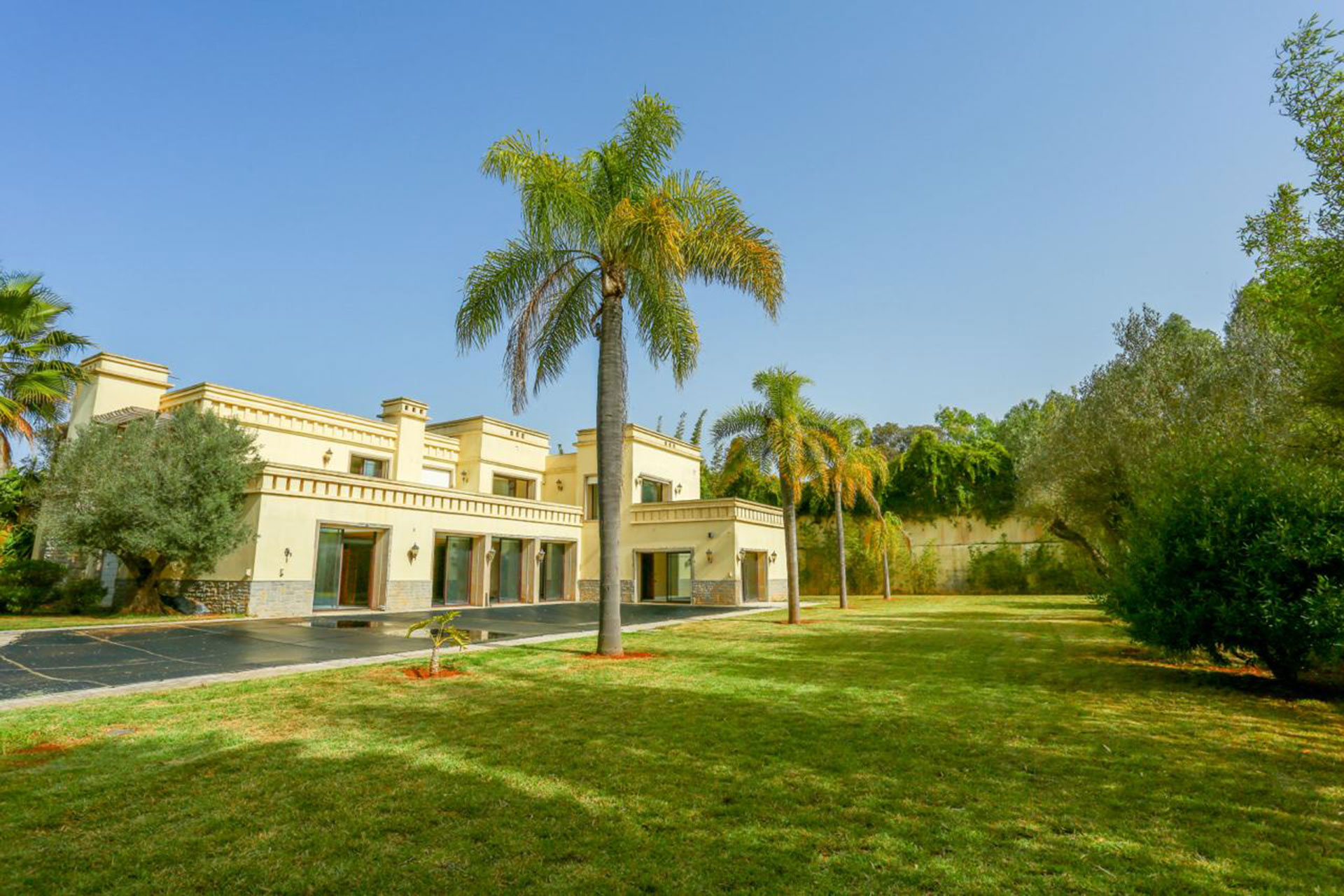 villa-de-luxe-grande-superficie-en-location-rabat