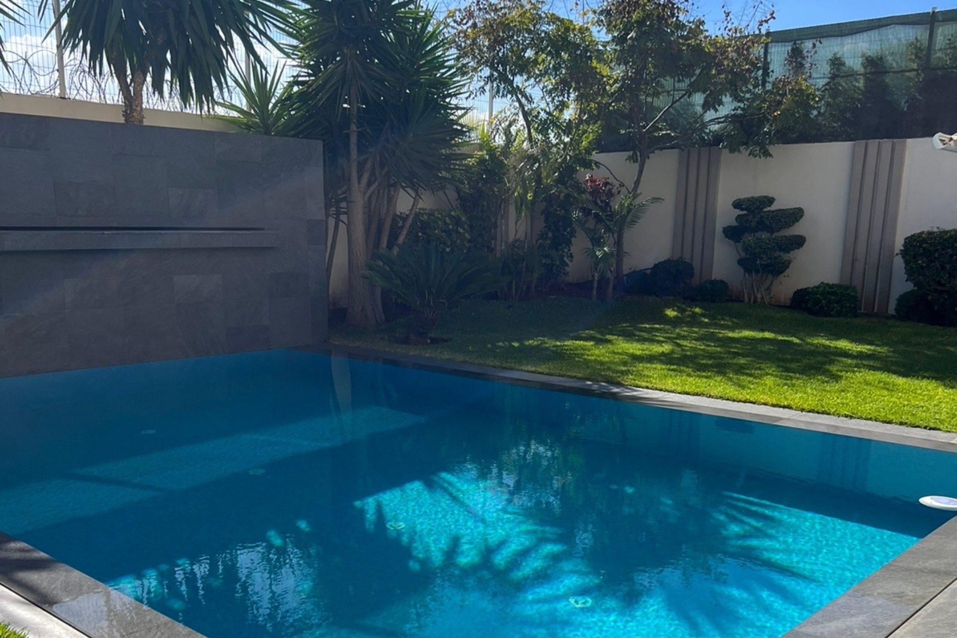 villa-de-luxe-ensoleillee-dans-une-residence-ferme-en-vente-casablanca