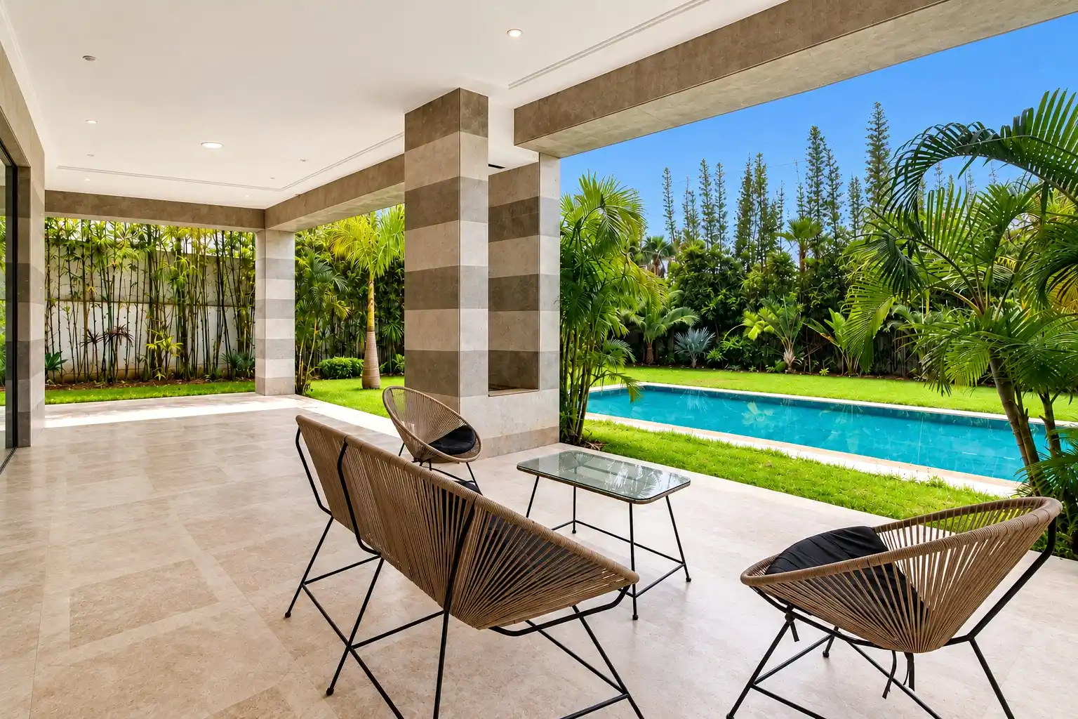 Terrasse couverte, jardin et piscine d’une villa contemporaine à Souissi, Rabat