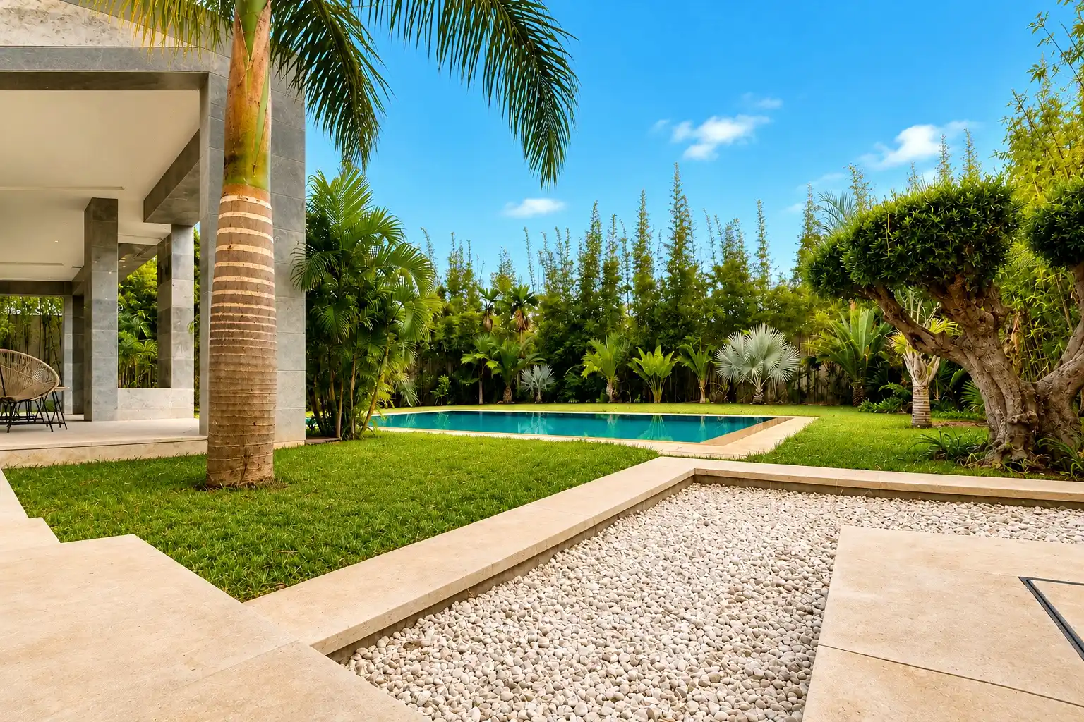 Jardin paysager et piscine d’une villa à Souissi, Rabat